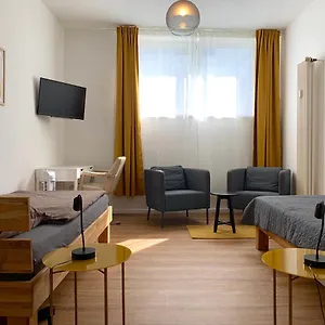 Alles Komplett - 2 Schlafzimmer, Grosse Kueche, Bad Appartement